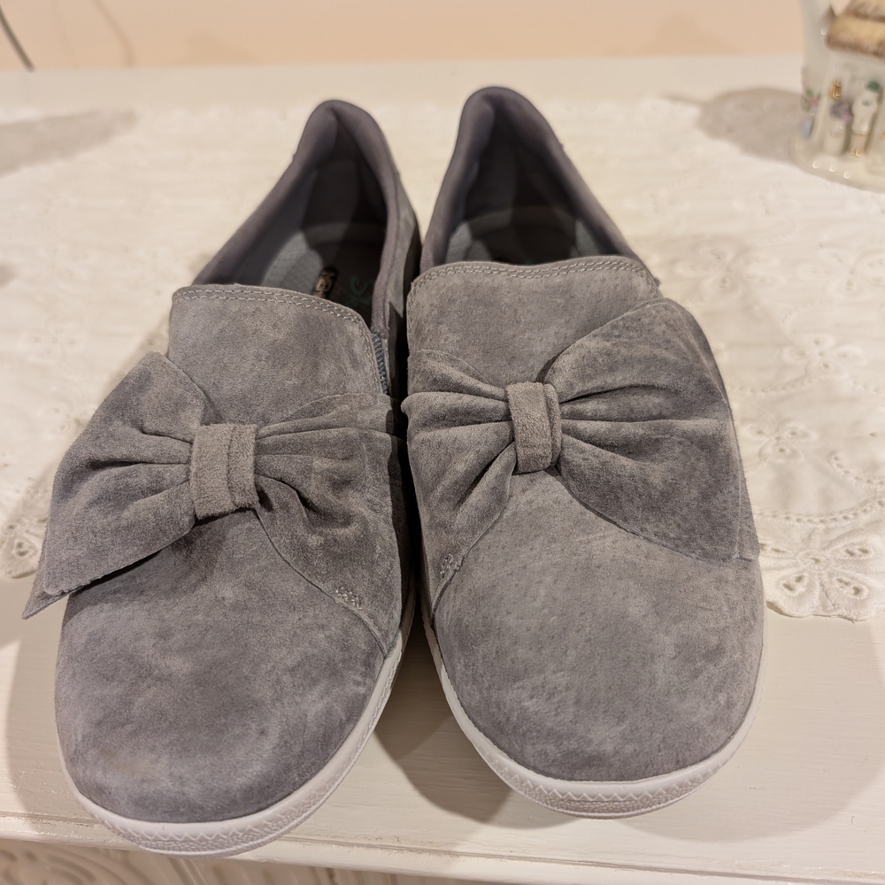 Skechers Soft Gray Suede Loafers with Bow. NWOT